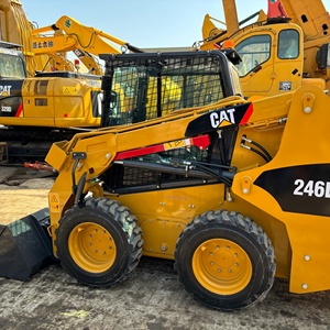 รถตักล้อยาง CAT 243D3 สีเหลือง ขนาดกะทัดรัด พร้อมบุ้งกี๋หน้า ปั๊ม HYDAC เกียร์ แบริ่งเครื่องยนต์-15 ตัน รุ่นปี 2023 มือสอง - Product Image 1