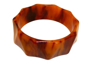Bracelet jonc classique en résine, forme irrégulière colorée, design artistique et tendance, bijou de collection artisanal pour femme, idéal pour anniversaire ou fête - Product Image 1