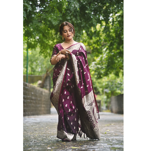 Sari de Seda Suave Banarasi en Color Vino |   Tela de Zari Plateada para Vestidos de Novia, Elegante Zari Plateado para Festivales y Eventos Tradicionales - Product Image 1