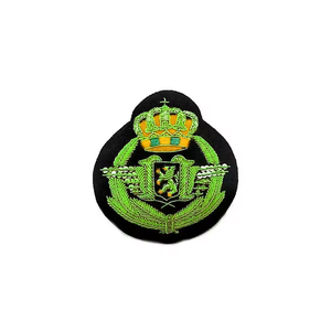 DELANTAL DE ARTESANÍA MASÓNICA en relieve de color negro masónico INSIGNIA BORDADA A MANO CON BOLLÓN DE PLATA - Product Image 1