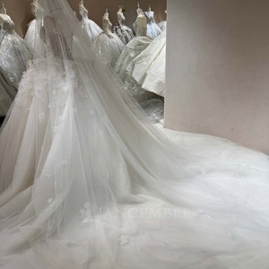 Robe de mariée moderne DW0199 vintage sans bretelles, couleur ivoire, avec fleurs 3D, traîne chapelle, dentelle et appliques de cristaux - Product Image 3