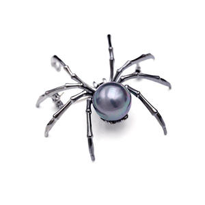 Broche de cobre con diseño de araña Jeulia, perla negra, cristal y circonita - Product Image 3