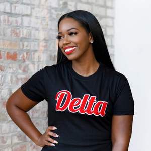 เสื้อยืดปักลายเดลต้ากำมะหยี่สีดำเสื้อผ้าสำหรับสโมสรผ้าฝ้ายระดับพรีเมียมเสื้อยืดลำลองมีตัวอักษรสีแดง - Product Image 3