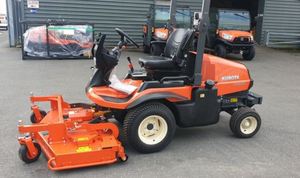 Compre la Podadora Comercial Kubota F2890E con Tracción en 2 Ruedas, Motor Diésel y Plataforma Fabricada de 60 Pulgadas para Jardinería a Gran Escala - Product Image 3