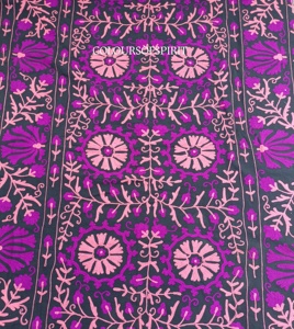 Tissu en coton indien fait à la main avec broderie Suzani complexe Tissu tricoté respirant avec imprimés floraux imprimés à la main - Product Image 1