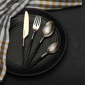 Ensemble de couverts modernes en acier inoxydable argenté à manche noir avec fourchette, cuillère et couteau pour table à manger, cuisine et usage quotidien - Product Image 2