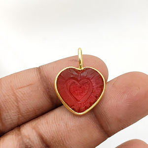 Vente en gros de colliers à pendentif mode avec calcédoine bleue sculptée en forme de cœur et lunette en or vermeil à la main, ensemble de charmes incroyables - Product Image 3