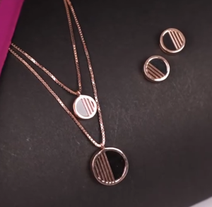 Collar circular en capas de oro rosa con aretes a juego, diseño geométrico moderno a rayas, elegante conjunto de joyería para mujer - Product Image 3