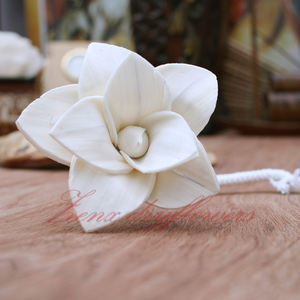 Flores Artificiales de Madera Sola Hechas a Mano de la Mejor Calidad - Gardenia Disponible en Tamaños (6/8/10cm) para Decoración del Hogar a un Precio Óptimo - Product Image 1