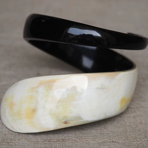 Bracelets en corne de buffle naturelle, fabrication artisanale de bijoux en corne de buffle - Product Image 1