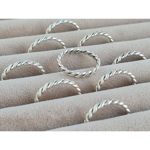 Elegante Anillo de Diseño Trenzado Plateado para Uso Diario con Atractivo para la Reventa - Product Image 3