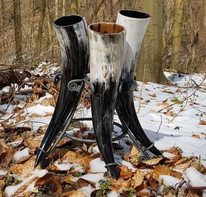 Taza de cerámica de cuerno vikingo festivo hecho a mano para hidromiel y cerveza para fiestas navideñas y alegrías navideñas - Product Image 1