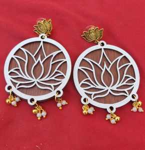 Pendientes de madera hechos a mano de diseñador Fusion Lotus Stud, joyería ligera Bohemia Chic, intrincado motivo de loto, ropa informal y Formal - Product Image 2