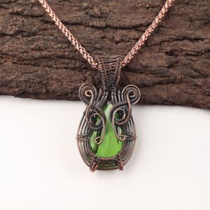 Collier pendentif tendance en pierre précieuse vert péridot taille poire, enroulé de fil de cuivre, en argent oxydé, cadeau d'anniversaire de mariage - Product Image 1