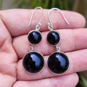 Boucles d'oreilles pendantes en argent sterling 925 avec onyx noir double pierre, serti clos en forme de boule, faites à la main, pierre de naissance de juillet - Product Image 2