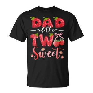 T-shirt per papà della bambina di 2 anni con design a fragola dolce, t-shirt promozionale per occasioni speciali - Product Image 1