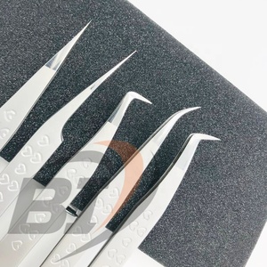 Pince à épiler professionnelle d'extension de cils individuels de marque privée outil de beauté durable en acier inoxydable avec impression de coeur - Product Image 3