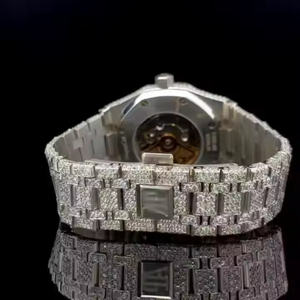 Reloj de Cuarzo de Acero Inoxidable para Hombre Infinite Charm con Elegantes Detalles de Moissanita y Cristales Brillantes en la Esfera - Product Image 4