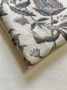 Tela de Algodón Estampada a Mano con Diseño Floral Botánico Vintage sobre Base Natural - Product Image 3