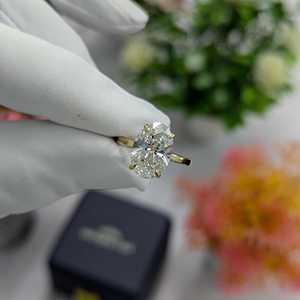 Bague de fiançailles ovale en diamant halo caché certifié DEF VVS-VS, 4,10 carats au total - Product Image 1