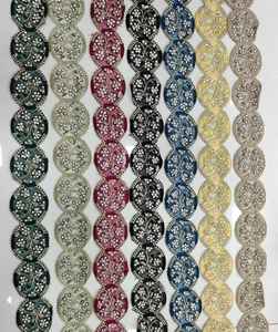 Floral fait sur mesure brodé de quatre façons de couleur avec le travail de la pierre à des fins diverses en deux pouces et demi de largeur. - Product Image 5