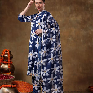 Ensemble Kurta en coton décontracté MERAKI, broderie florale blanche, mousseline bleue avec dupatta en organza pour adulte, taille naturelle - Product Image 1