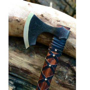 Hacha Tomahawk Artesanal de Acero con Alto Contenido de Carbono, Mango de Madera de Palisandro, Funda de Cuero, Personalizada, 1.5 kg, Multiusos para Camping - Product Image 6