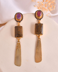 Nouveau style de boucles d'oreilles longues en laiton plaqué or pour femmes, pierre multi-saphir naturel tendance pour bijoutier de mode - Product Image 1