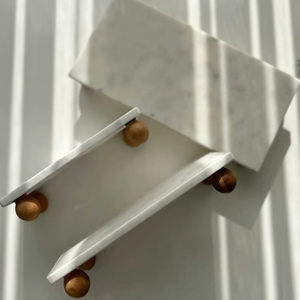 Plateau en marbre blanc moderne avec boules en bois pour la salle de bain et la décoration intérieure Plateau de service rectangulaire en marbre de luxe pour le parfum - Product Image 1