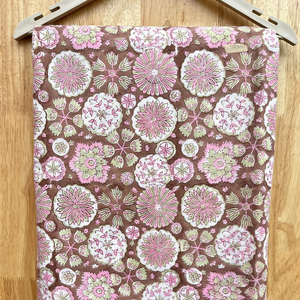 Gran oferta, tela de algodón 100%, suave, ligera, bloque de mano, diseños de flores impresas, bolsas de ropa para mujer, manualidades, directo de fábrica - Product Image 1