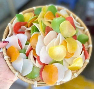 Galletas de gambas coloridas Galletas de gambas sin cocer Chips de camarones secos | Aperitivo de mariscos dulces y salados directo de Vietnam - Product Image 1