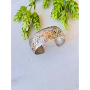 Bracelet manchette vintage Navajo en argent sterling plaqué or 12 carats, motif raconteur d'histoires, accessoire de mode - Product Image 4
