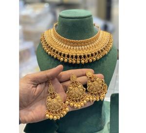 Ensemble de collier plaqué or de qualité supérieure et élégant avec boucles d'oreilles Tikka pour les femmes, collection pour les mariages et les festivals - Product Image 1