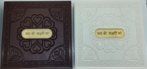 Boîte cadeau spirituelle en acier inoxydable faite à la main Jai Shree Krishna Arts, design du temple d'or, pièces de monnaie Charan Paduka pour les mariages sikhs - Product Image 6