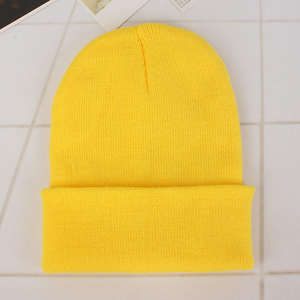 Gorro de punto acanalado unisex con detalle de etiqueta de cuero bordado y apliques logotipo del panel frontal para esquí en climas fríos y moda urbana - Product Image 6