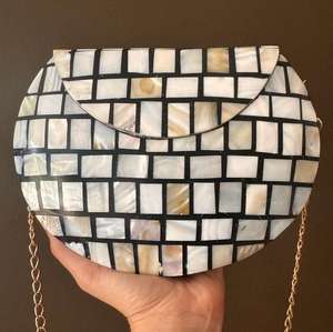 Pochette en résine nacrée ornée de broderie en métal et pierre Sac à main élégant pour femmes pour les occasions de soirée - Product Image 1