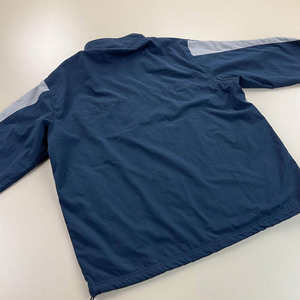 เสื้อแจ็คเก็ตน้ำหนักเบาผ้าไนลอนสำหรับผู้ชาย ผลิตโดยโรงงาน OEM รับผลิตตามแบบ พร้อมโลโก้ปักสะท้อนแสง 3M ชุดกันลม-ชุดวอร์มผู้ชาย - Product Image 4