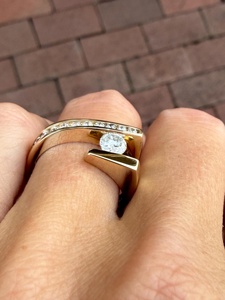 Dernière bague de fiançailles et de mariage en or jaune 14 carats avec diamant naturel taillé en canal, design unique 2026, par un grossiste OEM - Product Image 4