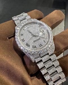 Montre de luxe personnalisée en or blanc avec diamants Moissanite VVS glacés, mouvement à quartz, bracelet en alliage, style décontracté et professionnel - Product Image 1