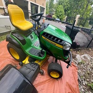 À vendre : Tracteur tondeuse à gazon John Deere 4 temps, agricole et industriel - Product Image 1