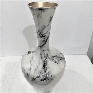 Vase en métal rond Art Déco unique en aluminium vert pour fleurs, idéal pour la décoration de bureau et de maison à Noël - Product Image 6