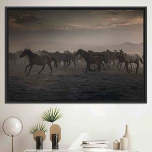 Elegante lienzo impreso con paisaje de caballos salvajes, lienzo con marco negro - Product Image 1