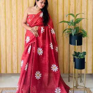 Sari de Lino y Algodón Suave con Estampado Floral Completo y Pallu Estampado, Incluye Blusa Estampada con Borde a Juego - Product Image 1