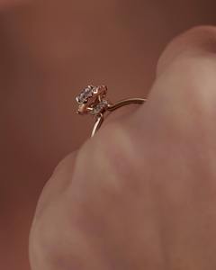 แหวนเพชรประดับรัศมีวงแหวนเพชรสีทอง18Kt พร้อมศูนย์กะรัต025กะรัตและเพชรด้านข้าง012กะรัตดีไซน์สวยหรู - Product Image 6