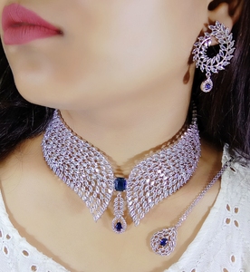 Ensemble de collier en diamant américain de dernière génération avec boucles d'oreilles et bijoux de luxe de qualité supérieure Maang Tikka - Product Image 6