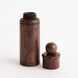 Étui à aiguilles en bois de sésame sculpté à la main - Product Image 3