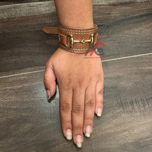 Brocas de caballo de alta calidad, herrajes de broca de caballo en tono plateado con hebilla ajustable, pulsera ancha de cuero de vaca para mujer para Unisex - Product Image 1