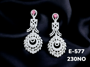 Pendientes colgantes elegantes con diseño de Piedra Rosa y CZ intrincado para mujer, joyería de latón de moda para uso nupcial/para fiesta de boda - Product Image 1