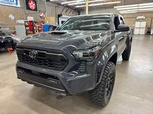 Tacoma TRD Sport 2025, Doble Cabina, 4x4, Subastado para Beneficencia, ~700 Millas, Motor Turbo de 4 Cilindros, Kit de Elevación de 2.5 Pulgadas - Product Image 2