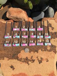 Le collier de bar Big Chief en barbe à papa Bold Pastel Statement Jewelry - Product Image 2